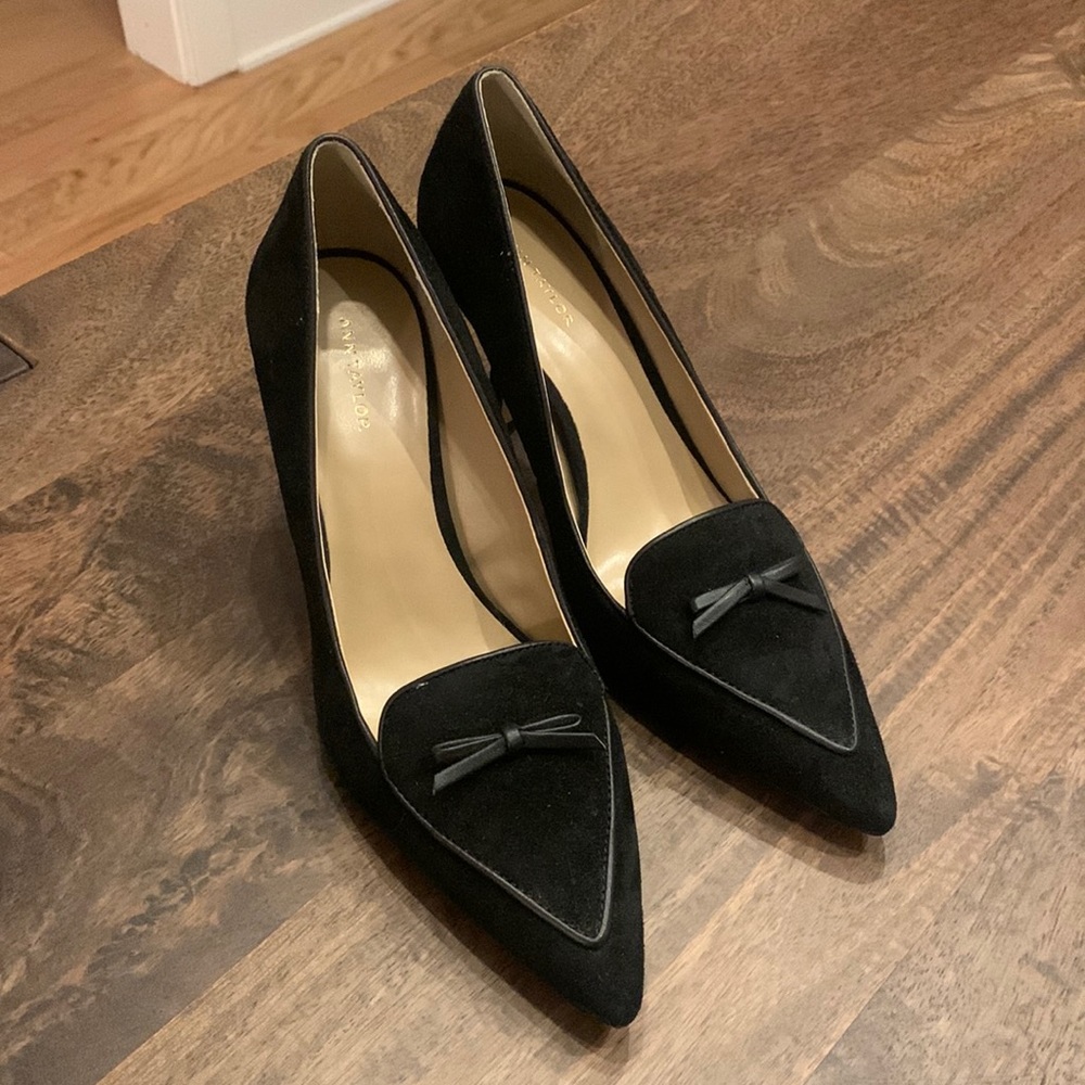 Suede with Patent Leather Trim Bow Suede Ann Taylor Pumps in Black
